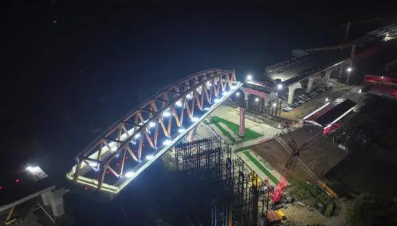 長146米！世界首座四線高速鐵路轉(zhuǎn)體鋼箱桁組合橋旋轉(zhuǎn)就位