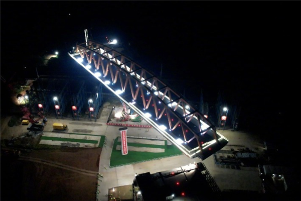 長146米！世界首座四線高速鐵路轉(zhuǎn)體鋼箱桁組合橋旋轉(zhuǎn)就位