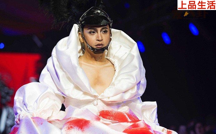 陳志朋服裝風(fēng)格十分怪異