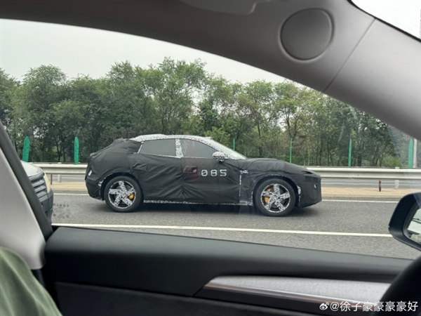 雷軍憋大招！小米SUV新諜照曝光：比SU7大多了、神似法拉利Purosangue