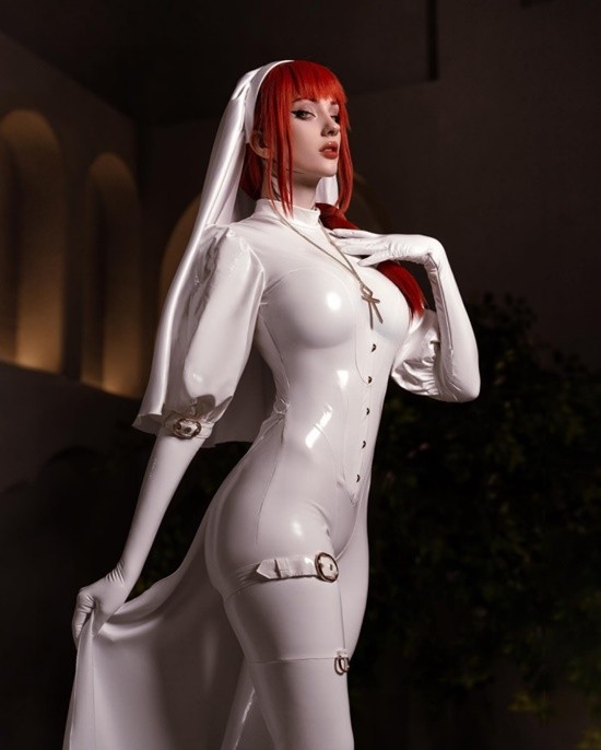 俄妹COS《劍星》女主：膠衣貼身前凸后翹 纖腰迷人
