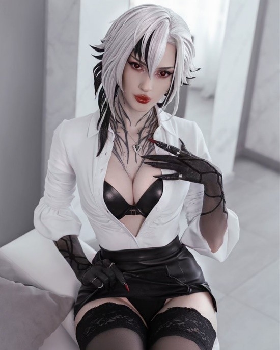 俄妹COS《劍星》女主：膠衣貼身前凸后翹 纖腰迷人