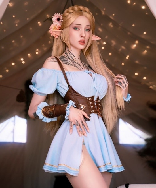 俄妹COS《劍星》女主：膠衣貼身前凸后翹 纖腰迷人