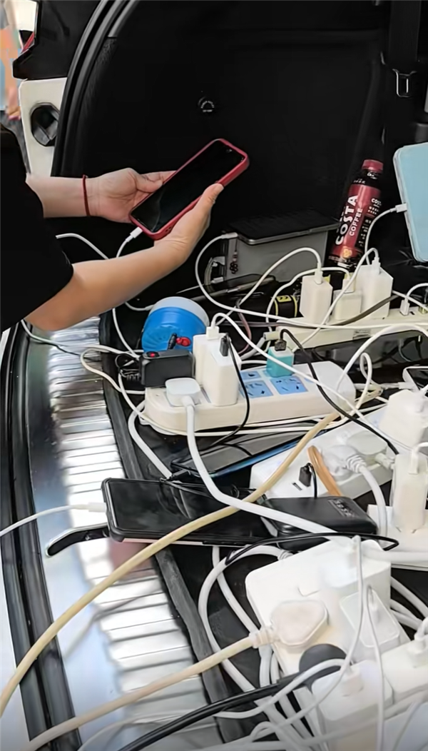 臺風致停電 比亞迪唐車主免費給鄰居手機充電：甚至還有電瓶車