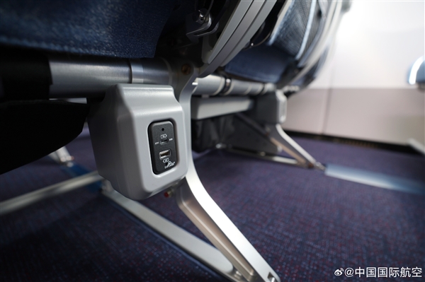 國航首架C919國產(chǎn)大飛機座艙細節(jié)：配有手機支架、60W USB-C接口