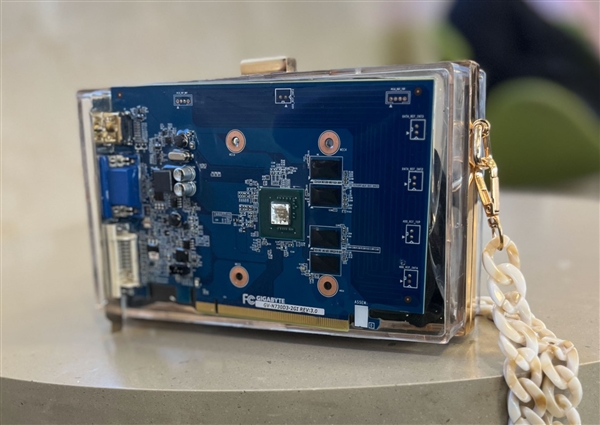 百元亮機(jī)卡GT 730變身奢侈品包包：7300元純智商稅！