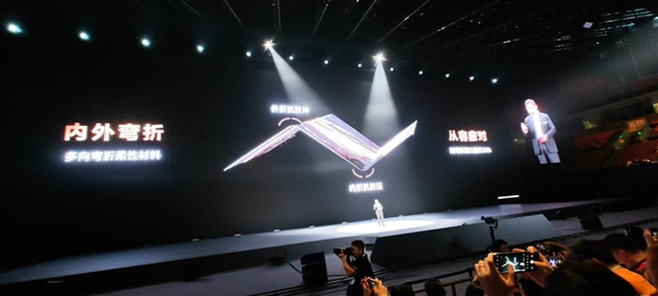 手機鉸鏈系統(tǒng)首次實現(xiàn)內外彎折！華為Mate XT非凡大師首創(chuàng)天工鉸鏈系統(tǒng)