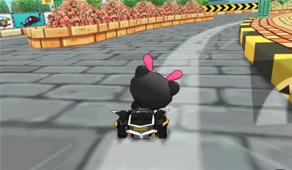 女騎馬路壓彎不歪身子只歪頭 網(wǎng)友：沒少玩《跑跑卡丁車》