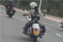 女騎馬路壓彎不歪身子只歪頭 網(wǎng)友：沒少玩《跑跑卡丁車》