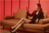 楊冪開(kāi)箱上手華為Mate XT非凡大師三折疊：橫豎都好用