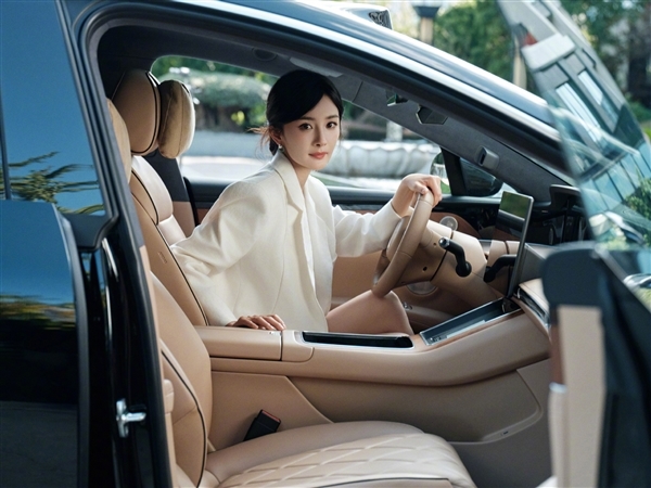 楊冪開箱上手華為Mate XT非凡大師：橫豎都好用