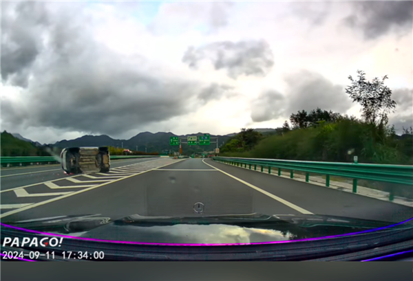 奔馳高速被追尾 后車(chē)上演“刀片超車(chē)”：一路火花相當(dāng)絲滑