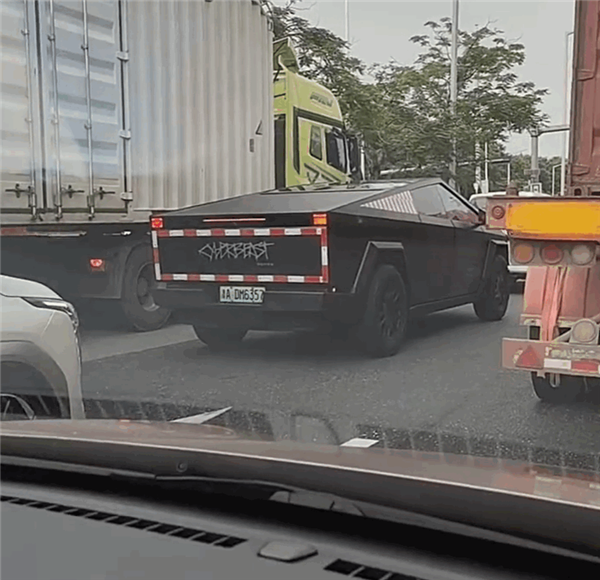 國內(nèi)唯一一臺(tái)上牌的特斯拉Cybertruck皮卡現(xiàn)身廣東：不銹鋼車身被改成黑色