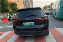 男子駕車逆行強(qiáng)闖護(hù)學(xué)崗還罵人 官方通報(bào)：扣分、罰款、拘留