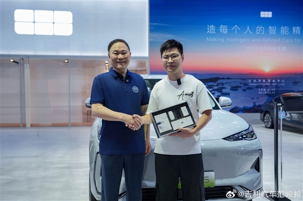 銷量坐火箭 第20000輛吉利銀河E5交車：李書福親自交付