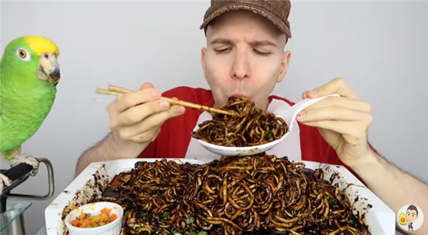 370斤的百萬(wàn)粉絲暴食博主：“騙”了全世界長(zhǎng)達(dá)兩年