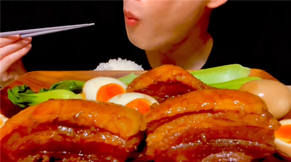 370斤的百萬(wàn)粉絲暴食博主：“騙”了全世界長(zhǎng)達(dá)兩年