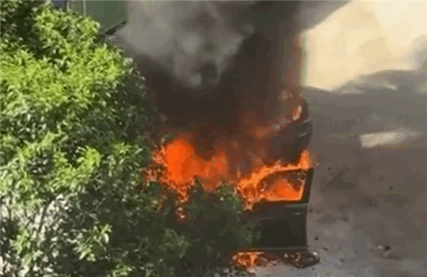 賓利婚車(chē)在接親后自燃燒毀 網(wǎng)友：新娘真旺夫