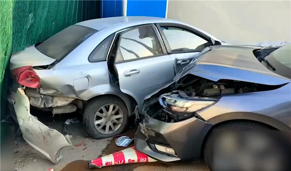 一日產(chǎn)軒逸未減速直接撞車 司機(jī)：礦泉水瓶卡住剎車了