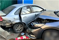 一日產(chǎn)軒逸未減速直接撞車 司機(jī)：礦泉水瓶卡住剎車了