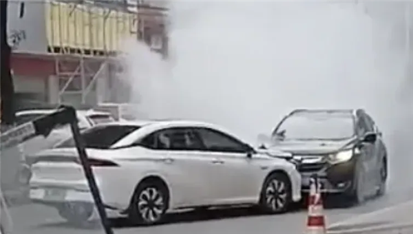 轎車鬧市突然失控撞向人群！湖北司機死死頂住 廣汽埃安為英雄車主獎勵霸王龍