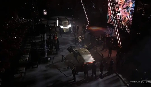 遲到50分鐘的馬斯克喂給我們?nèi)龔埓箫? h=