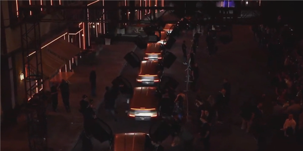 遲到50分鐘的馬斯克喂給我們?nèi)龔埓箫? h=