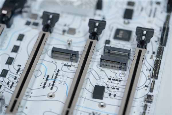 白色海景房必備！銘瑄Z890 Arctic主板圖賞