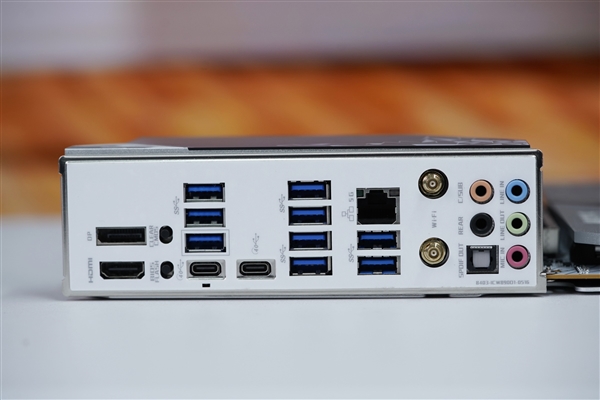 白色海景房必備！銘瑄Z890 Arctic主板圖賞