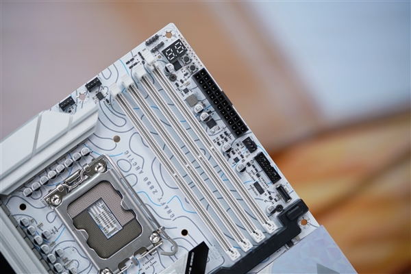 白色海景房必備！銘瑄Z890 Arctic主板圖賞