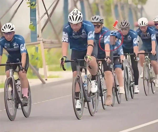 父親帶娃騎行摔倒遭碾壓身亡 司機(jī)被送檢引網(wǎng)友熱議：涉嫌過失致死罪