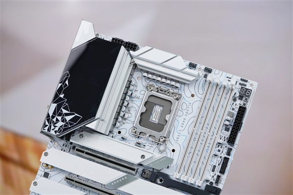 白色海景房必備！銘瑄Z890 Arctic主板圖賞