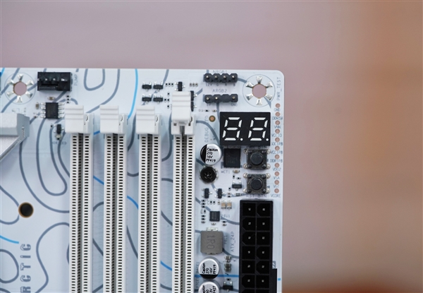 白色海景房必備！銘瑄Z890 Arctic主板圖賞