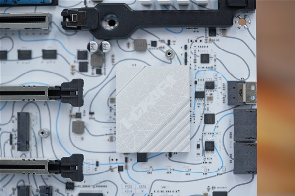 白色海景房必備！銘瑄Z890 Arctic主板圖賞