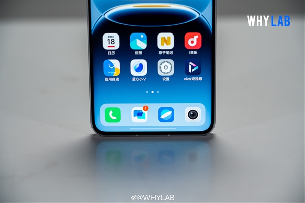 首發(fā)驍龍8至尊版+2K直屏！iQOO 13真機登場