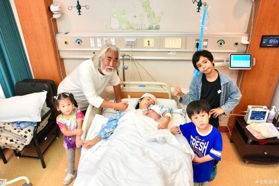 73歲張紀(jì)中再當(dāng)?shù)?曬六口全家福合影畫面溫馨引圍觀:網(wǎng)友送祝福