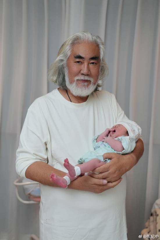 73歲張紀(jì)中再當(dāng)?shù)?曬六口全家福合影畫面溫馨引圍觀:網(wǎng)友送祝福