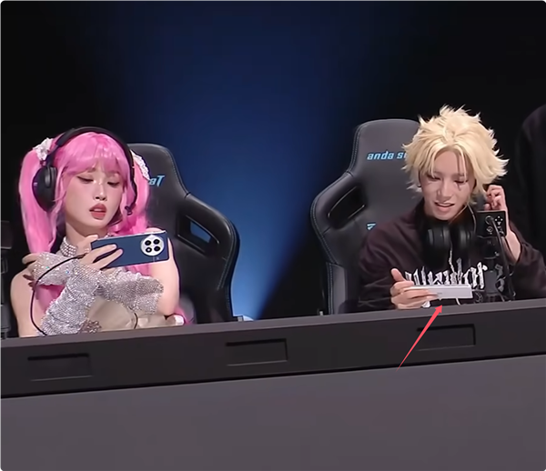 一加13真機上手首秀！藍黑雙色亮相：家族式合頁設(shè)計成歷史