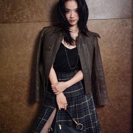 湯唯最新品牌照釋出 長(zhǎng)裙吊帶狀態(tài)超好