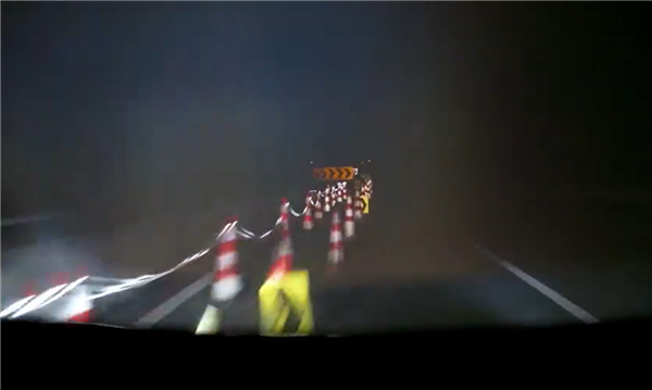 男子開(kāi)啟“自動(dòng)駕駛”后閉眼睡覺(jué)：一路撞翻大量錐桶、指示牌