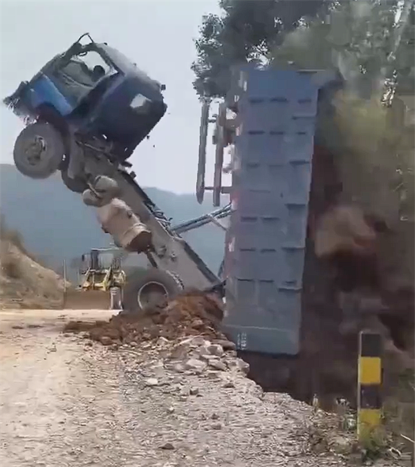 云南一司機(jī)卸貨不慎連人帶車滾下山崖 官方：系操作不當(dāng)