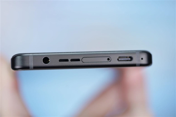 行業(yè)首發(fā)185Hz高刷新率！ROG游戲手機9 Pro圖賞