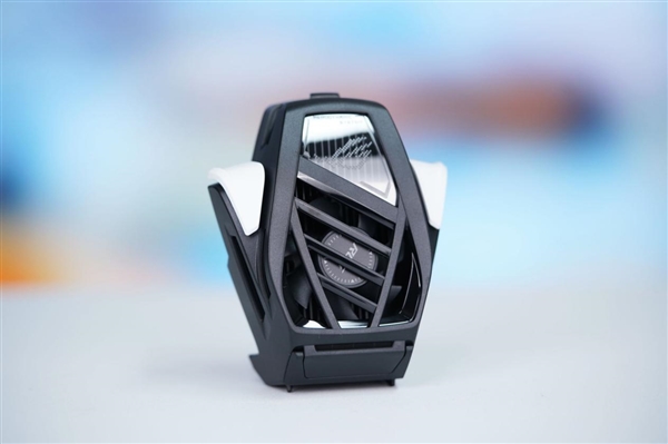 行業(yè)首發(fā)185Hz高刷新率！ROG游戲手機9 Pro圖賞