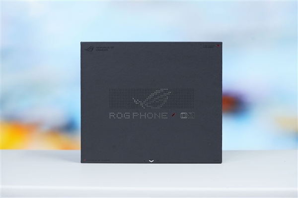 行業(yè)首發(fā)185Hz高刷新率！ROG游戲手機9 Pro圖賞