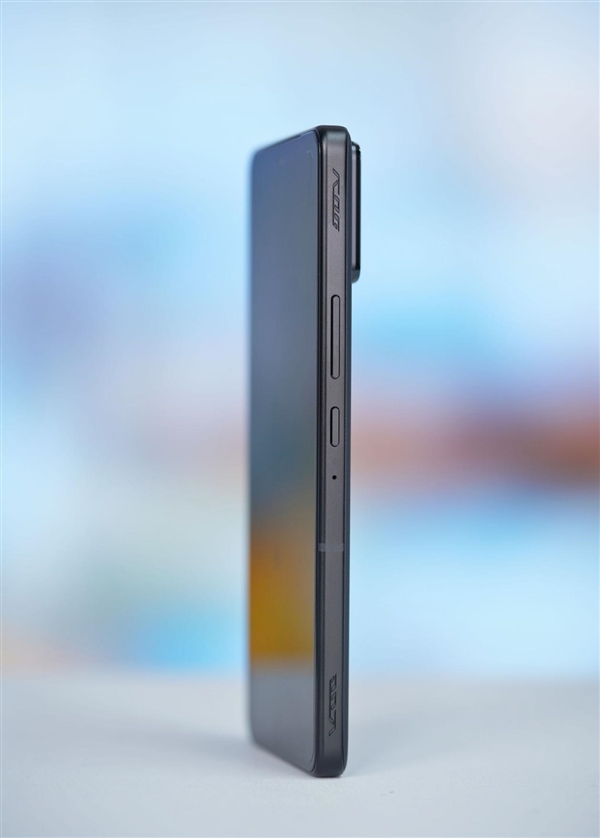 行業(yè)首發(fā)185Hz高刷新率！ROG游戲手機9 Pro圖賞