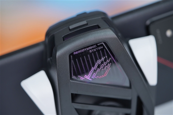 行業(yè)首發(fā)185Hz高刷新率！ROG游戲手機9 Pro圖賞