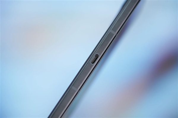 行業(yè)首發(fā)185Hz高刷新率！ROG游戲手機9 Pro圖賞