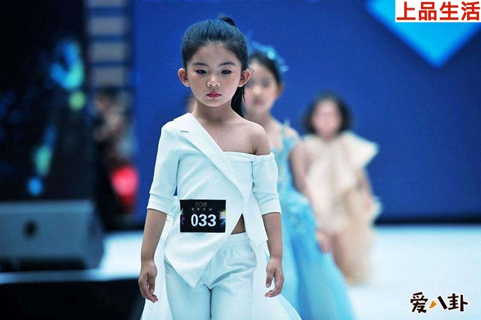 濃妝艷抹不符年齡扮相惹爭(zhēng)議