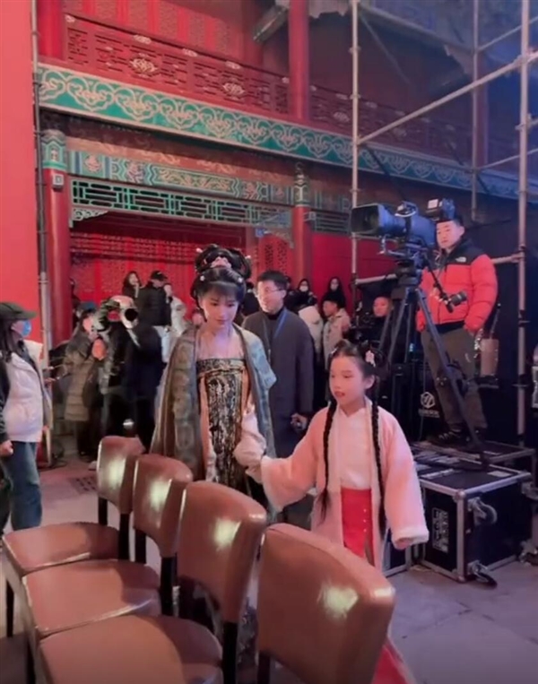 李子柒亮相漢服之夜：網友直呼李子柒穿綠色唐朝襦裙太絕了