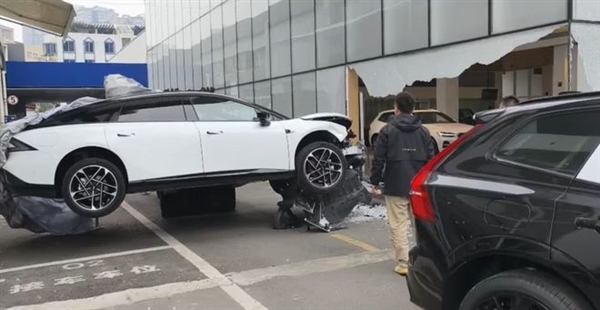 女子試駕錯把油門當剎車 沖進4S店撞壞5輛車損失百萬：官方回應(yīng)